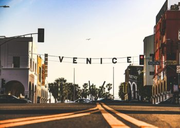 베니스 비치서 플로리다 관광객 총격 부상