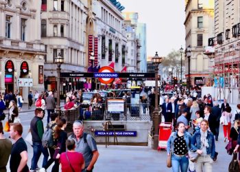 영국, 자가격리 없애고 방역규제 전부 철폐