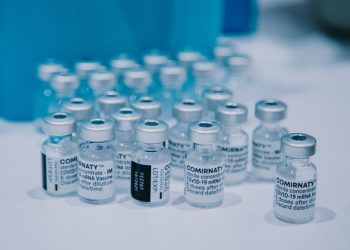 “화이자 5세 미만 백신, 오미크론에 효과 떨어져”