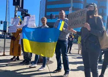 LA서 푸틴전쟁 반대 시위 “우리 조국을 지켜주세요”