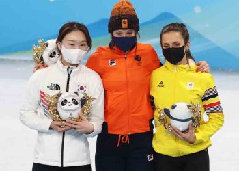 최민정, 눈물의 은메달…남자 계주 결승행