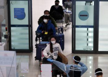 “접종완료 해외입국자 자가격리 조만간 폐지”