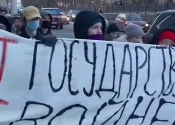 러시아 경제 패닉상태 “현금 찾으려 ATM 대기줄…결제 막혀”