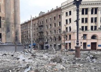 러시아군 우크라 항구도시 2곳 포위, “함락” 주장