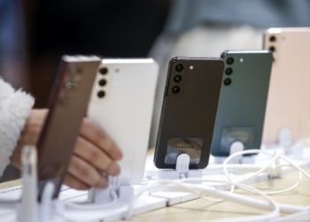 ‘게임 켜면 성능 반토막’…갤럭시 S22 ‘GOS’ 논란 일파만파