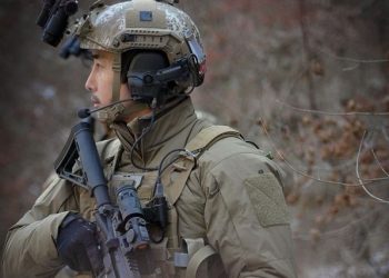 유튜버 이근 우크라 참전 출국 ” 영웅” vs “객기”