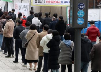 “여기 한국 맞아?”..충격적인 확산세 하루 확진 35만명