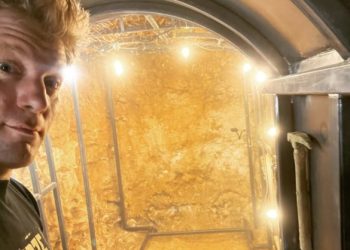 [이런 일도] “비 맞기 싫어”…집에서 창고까지 12m 땅굴 영국 괴짜