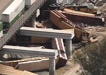 샌버나디노 콜튼서 목재 화물열차 13량 탈선