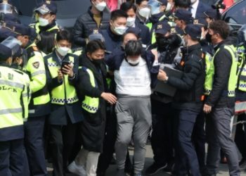 (2보) ‘소주병 날아들고, 지지자들 울부짖고’