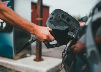 민주당 “1인당 월 100달러 개솔린 경기부양금 지급”