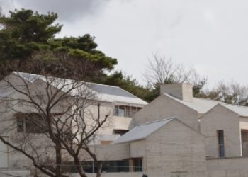 [오늘의 사진] 모습 드러낸 文 대통령 양산 사저