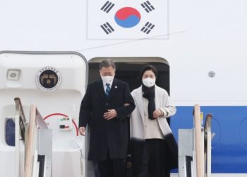 김정숙 여사 옷값, 네티즌들 직접 계산해보니..