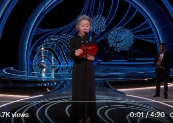 [94회 아카데미] 윤여정, 남우조연상 시상자로 무대 올라(영상)