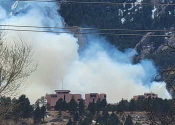 콜로라도 산불 재발화…2만명 대피, 진화율 35%