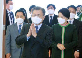 “고가의류 강요, 특활비 횡령”주장단체, 김정숙 여사 고발