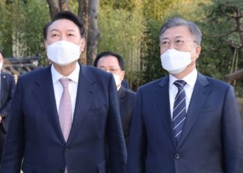 尹 “靑 시대 마감 원해” 文 “예산 살펴 협조”…대선 19일 만에 첫 회동