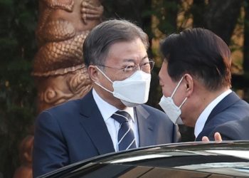 文·尹, 신구 권력 갈등 봉합…정권 이양 본궤도 오를까