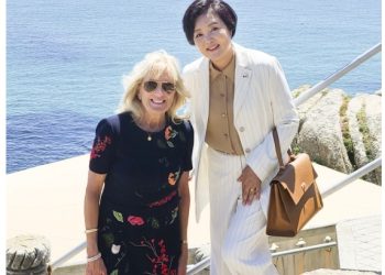 靑 “김정숙 여사 옷, 사비로 지출…까르띠에 브로치 아냐”