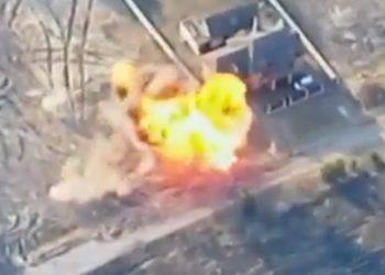 러 탱크 막은 드론부대…”이것이 전쟁의 미래”(영상)