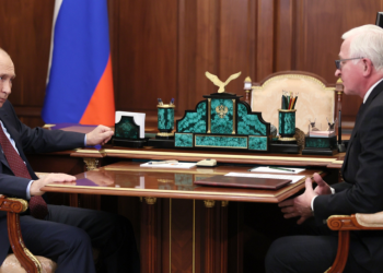 푸틴 “우크라군 투항해야 마리우폴 폭격 중단”