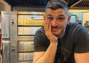 강도 칼에 9차례 찔리고도 한인 여성 구한 피자 가게 ‘영웅'(2보)