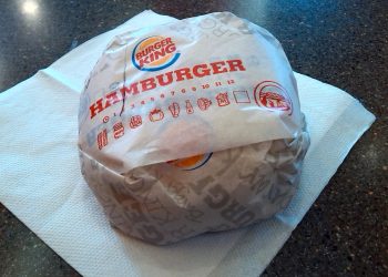 햄버거 포장지 발암물질 PFAS 범벅…”퇴출 약속 안지켜”