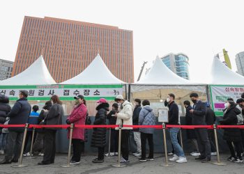 “무색한 K-방역” 신규확진 25만4327명…재택치료 100만명대