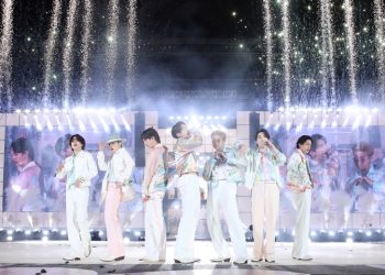 BTS 서울 공연, 온라인 수입만 403억원..246만명 관람