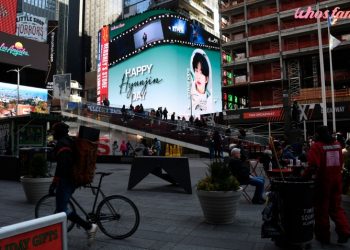 ‘스트레이키즈’ 현진 누구길래?…타임스퀘어 전광판 등장