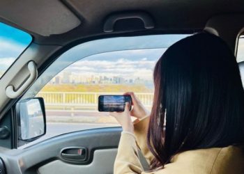 이병헌, 차량 조수석에 앉은 신민아 ‘찰칵’