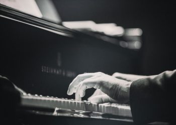 18년간 여학생 성추행 피아노강사, 111년형