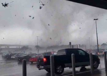 공포의 토네이도, 5개주 3000만명 대피령(영상)