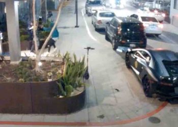 람보르기니 쫓아온 미행강도..아파트 앞에서 권총 휘둘러(영상)