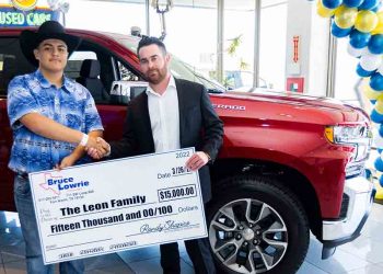 토네이도 죽다 살아난 10대에 5만달러 트럭 선물