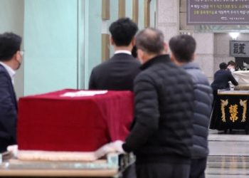 [지금한국은] 사망자 급증 장례대란, 코로나 사망 매장 허용