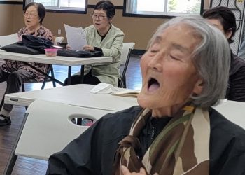 [이 사진] 어머니 생각 나 부르는 “아리랑~ 아라리요”