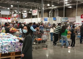 코스코 매장서 여성 낀 3인조 지갑 날치기