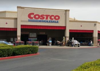 코스코 매장서 여성 낀 3인조 지갑 날치기