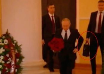 푸틴 참석 장례식에 ‘핵가방’ 러시아 요원 포착