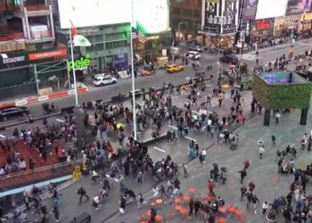 ‘펑’ 뉴욕 타임스퀘어서 폭발…관광객들 전력질주 대피