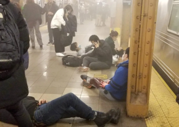 뉴욕지하철서 무차별 총기난사, 최소 29명 부상..방독면 쓴 괴한 추적 중