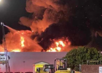 포장샐러드 공장서 대규모 폭발, 화재..주민 수천명 대피