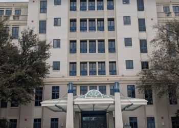 호흡기 떼자는 병원 맞서 소송…3살 여아, 건강회복 퇴원