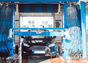 카워시 도중 차에서 내린 운전자, 기계에 끼여 사망