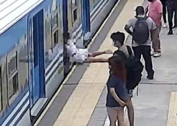 달리는 기차 선로 빠진 여성, 기적적 생존(영상)