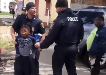 감자칩 1봉지 훔친 8살 아이 경찰 4명에게 체포돼