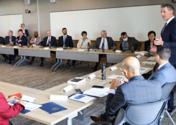 뉴섬 ‘캐어 코트’뭐길래…배스, 카루소 모두 지지