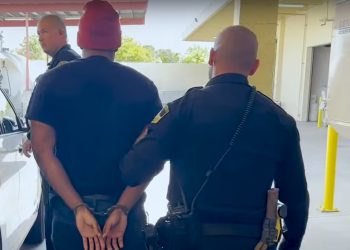 소녀 행세하며  8살 소녀 등 80명 포르노 촬영 유도(영상)