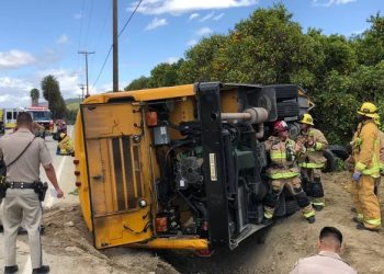 산길에서 학생 11명 탑승 스쿨버스 전복